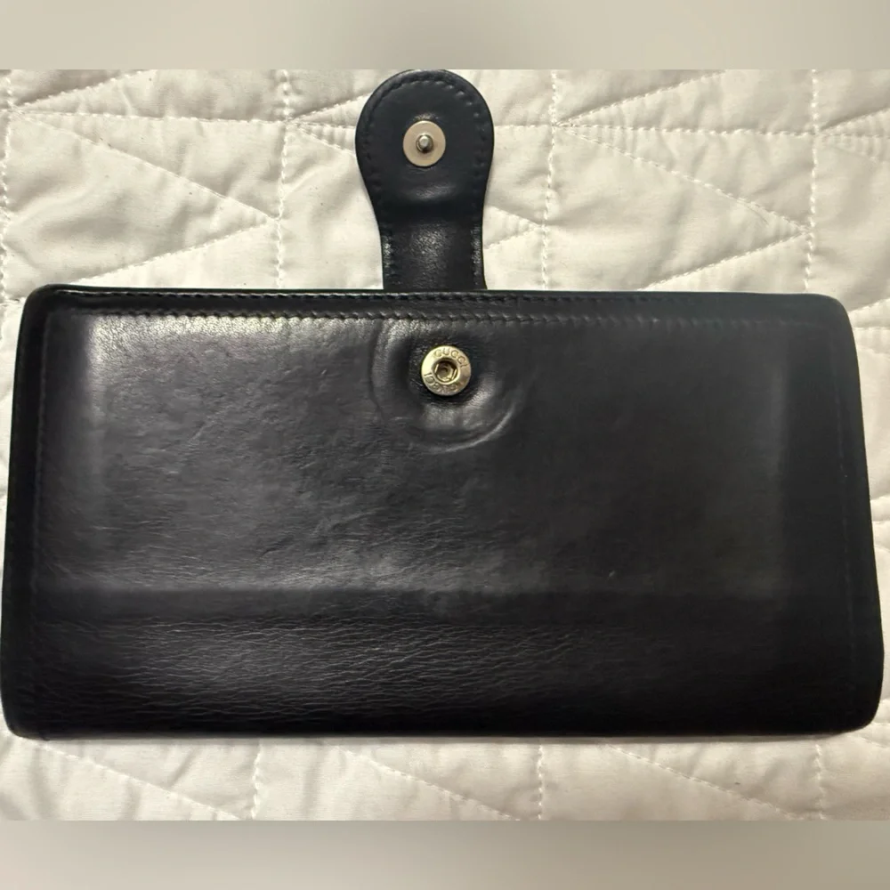 Black Vintage Gucci Leather Wallet- Gold Emblem - Picture 12 of 13